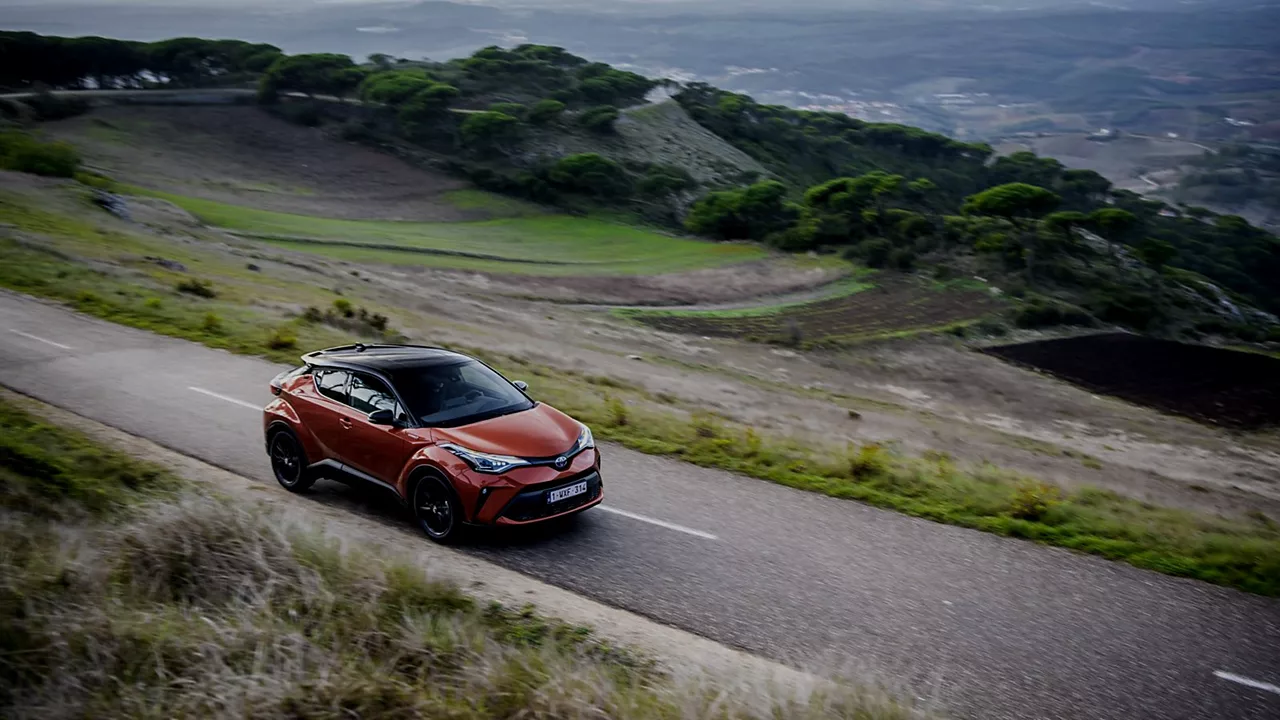 coche-hibrido-en-carretera